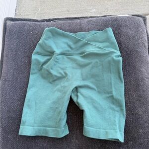 Dark green sculpt yoga short